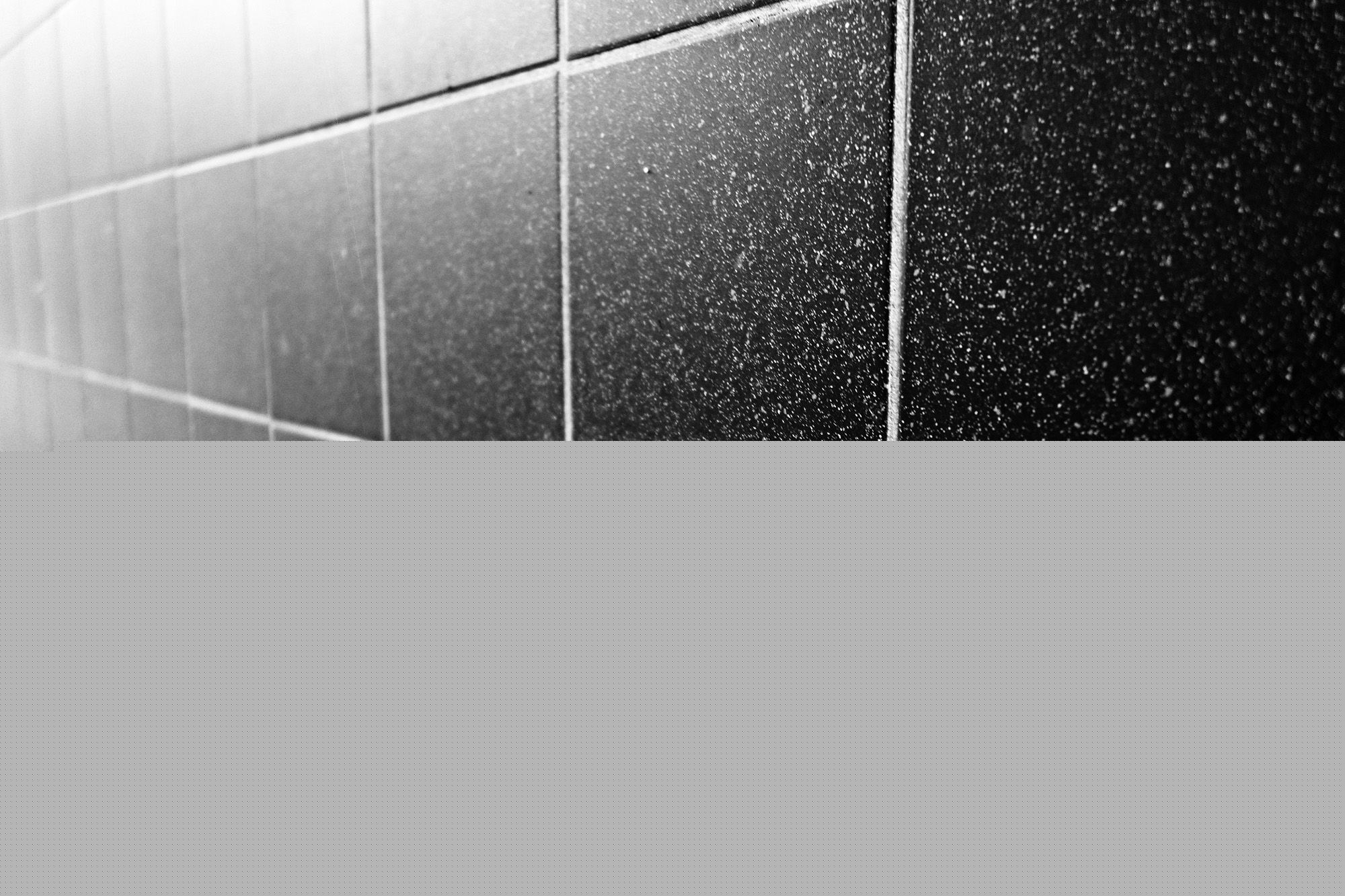 Carreaux céramique noirs à effet éclaboussure blanche